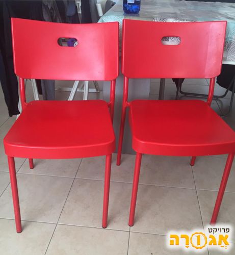 כסאות אדומות