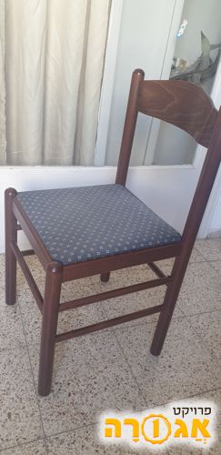 שולחן וארבעה כיסאות