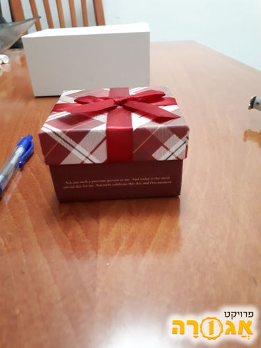 קופסת מתנה קטנה