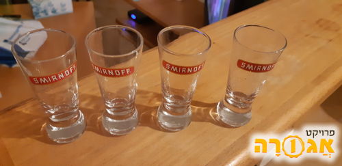 4 כוסות לשוטים מזכוכית של סמירנוף