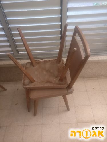 כסאות ישנים