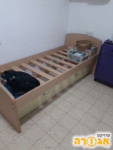 מיטת יחיד עם ארגז מצעים