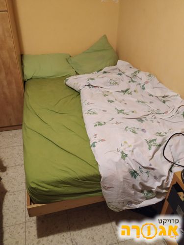שתי מיטות בגודל מיטה וחצי