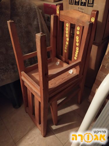 שני כסאות עץ