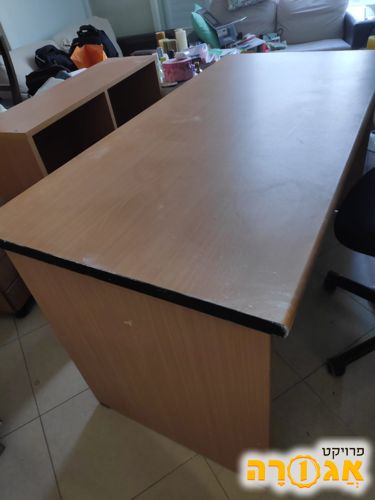 שולחן משרדי וכוורת