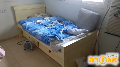 מיטת ילד עץ מלא עם מיטת חבר ומגירות