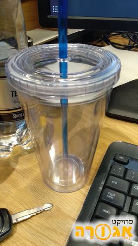 כוס פלסטיק רב פעמית עם קש מובנה