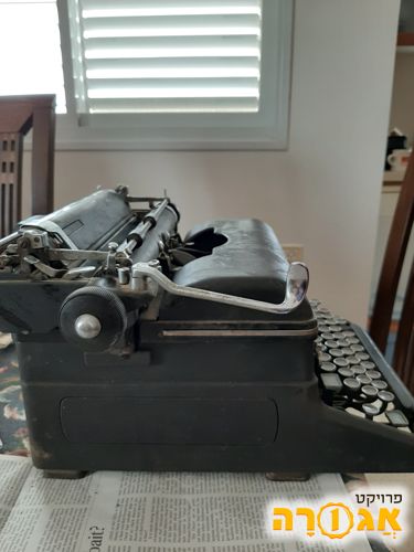 מכונת כתיבה ROYAL