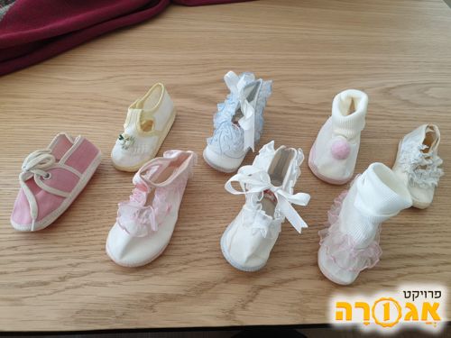 מגוון נעלי תינוקות ישנים לא משומשים