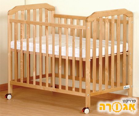 מיטת תינוק מעץ