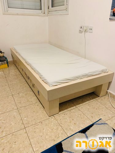 מיטת יחיד עם שתי מגירות