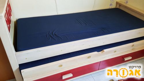 מיטת עץ נפתחת עם מגירות
