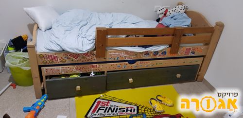 מיטת יחיד נפתחת עם מגירות