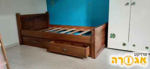מיטת יחיד מעץ