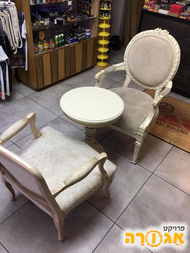 כיסא עתיק עם כיסא נוסף ושולחן