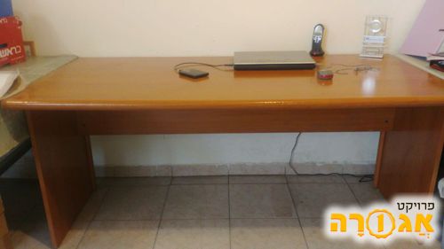 שולחן משרדי מעץ