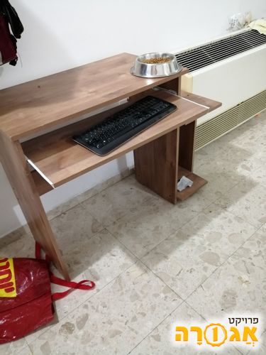 שולחן מחשב צבע דודבן ומקום למדפסת