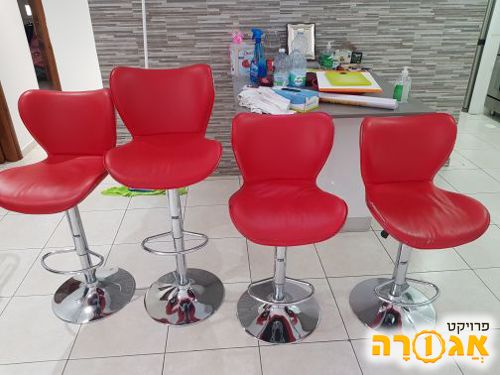 4 כסאות בר בצבע אדום