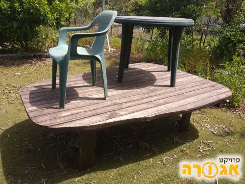 שולחן עץ מאסיבי לחצר