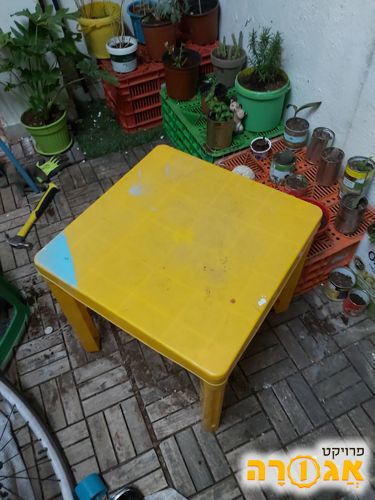 שולחן גינה פלסטיק צהוב