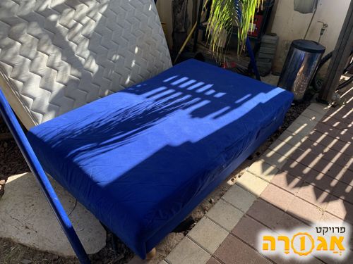 מיטה מטר וחצי בצבע כחול