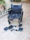 כסא גלגלים משומש ומכשיר התעמלות הליכה לילד