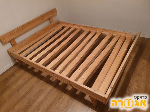 מיטה בסיסית מעץ