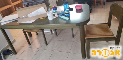 שולחן וכיסאות