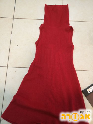 שמלה אדומה