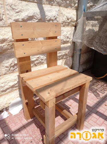 כסא בצבע עץ