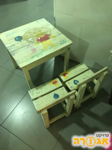 שולחן עץ קטן עם כיסאות לילדים