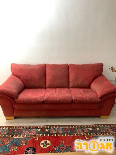 ספה בצבע בורדו