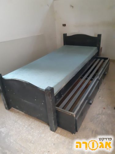 מיטת יחיד מעץ כולל חלק נפתח עם מגירות