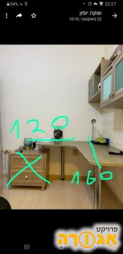 שולחן כתיבה + כוורת תלויה על קיר