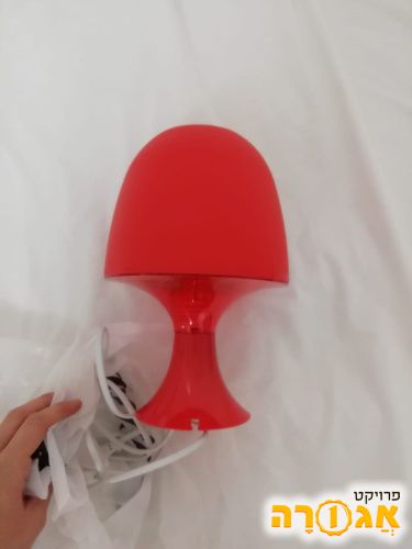 מנורה קטנה אדומה