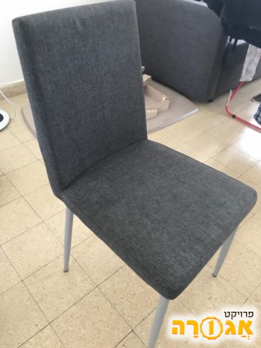 כיסא אפור