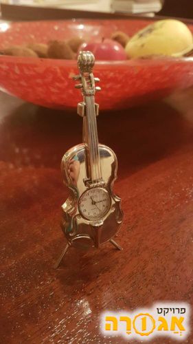 שעון קטן פסל כינור ממתכת