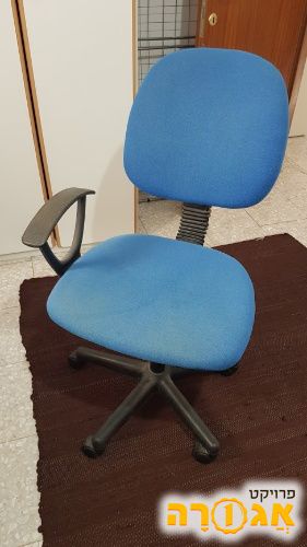 כיסא משרדי עם ידית אחת שבורה