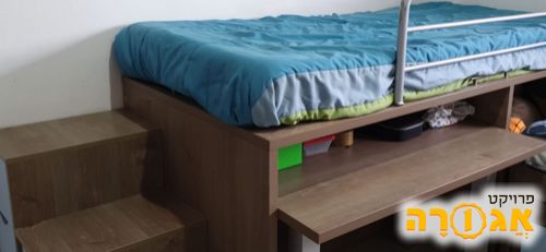 מיטת נוער גבוהה עם שולחן ומדרגות