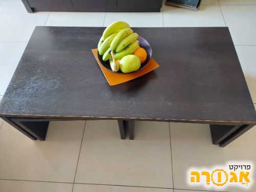 שולחן לסלון של id design צבע חום