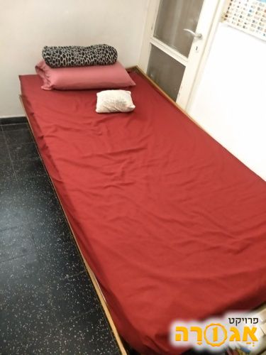 מיטת יחיד עם מגירות