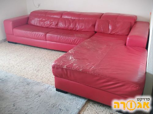 ספה בצבע אדום