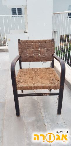 כסאות עץ עם מושב קש דורש תיקון