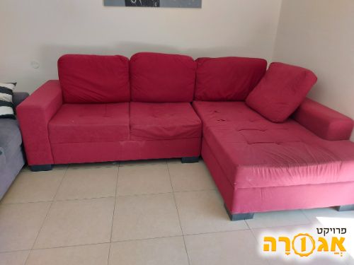 ספה תלת מושבית אדומה מרווחת בצורת ר