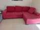 ספה תלת מושבית אדומה מרווחת בצורת ר