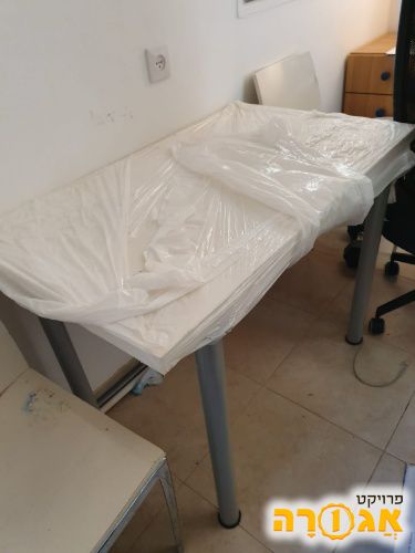 שולחן מטבח לבן ושני כסאות עץ