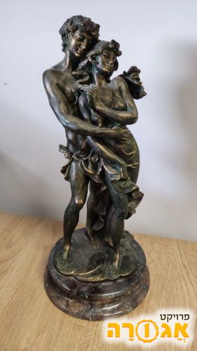 פסל של זוג מתחבק