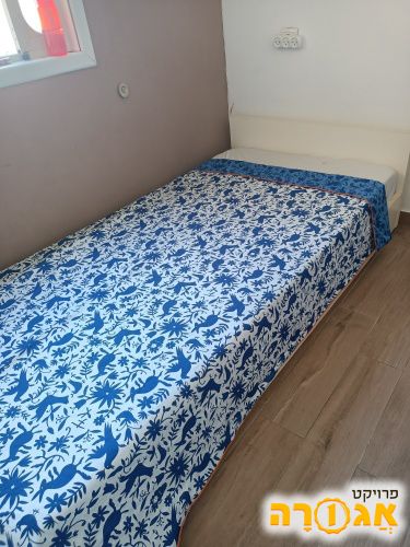 מיטת יחיד נמוכה