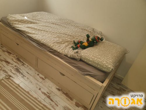 מיטת יחיד מעץ מלא עם מגרות אחסון ומיטת ח