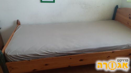 מיטה מעץ מלא עם מזרון קפיצים של עמינח